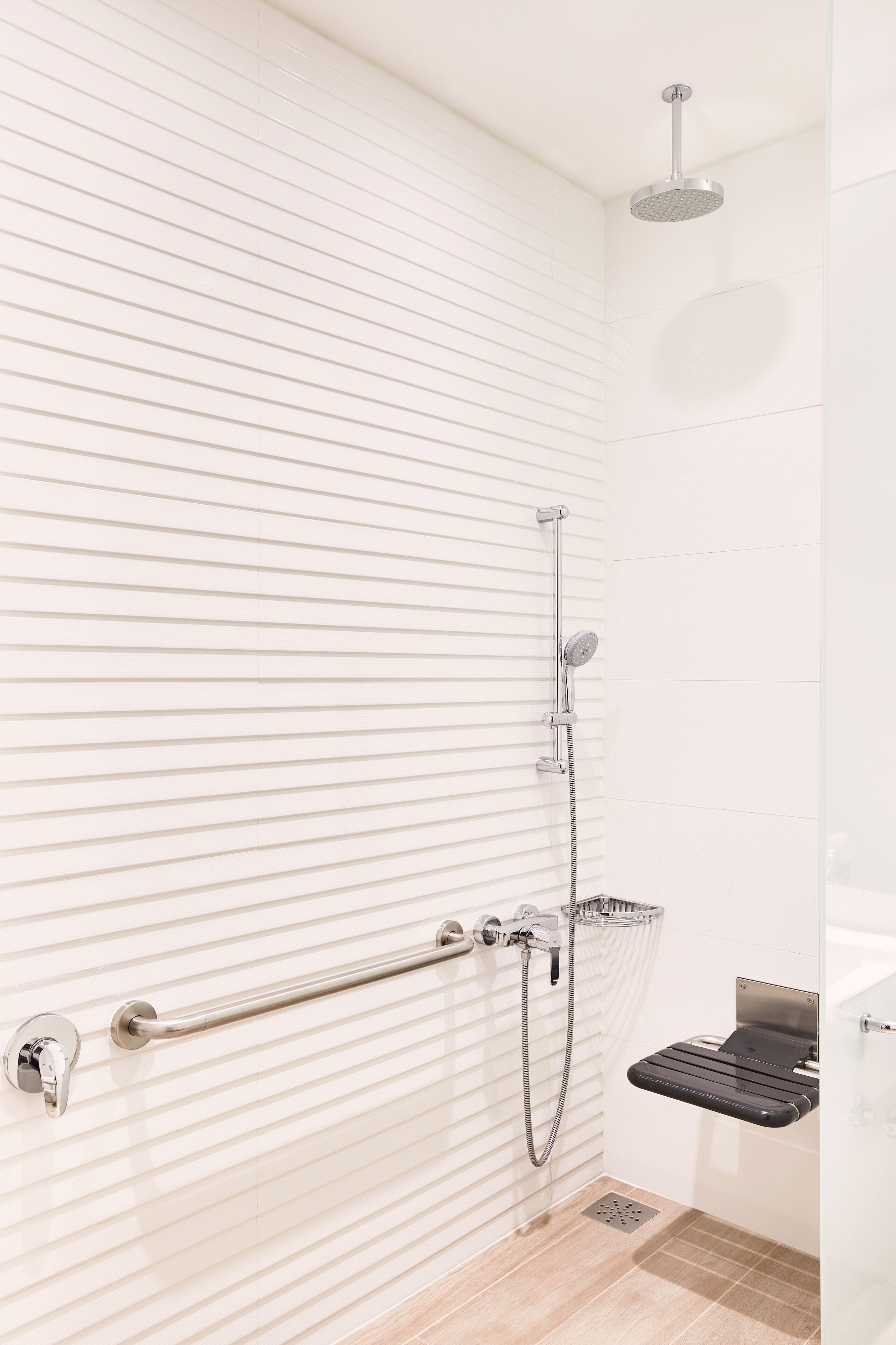 combined shower/bathtub, free toiletries, hair dryer, towels