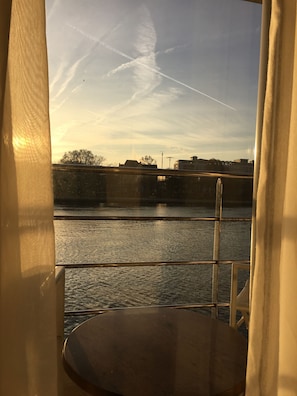 Suite Affaires, balcon, vue fleuve | Vue de la chambre