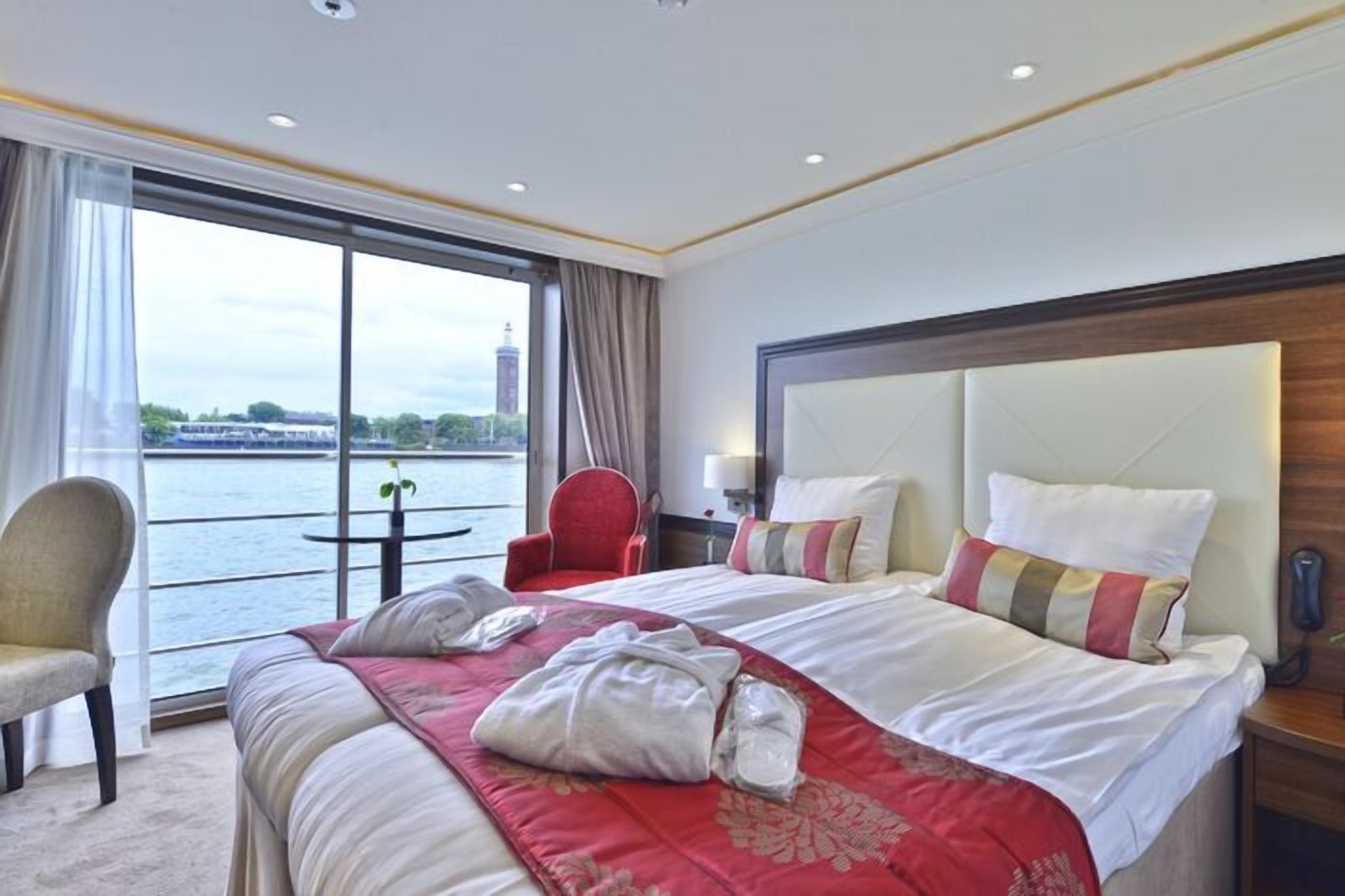 comfort double room, city view | premium bedding, in-room safe, desk, free wifi