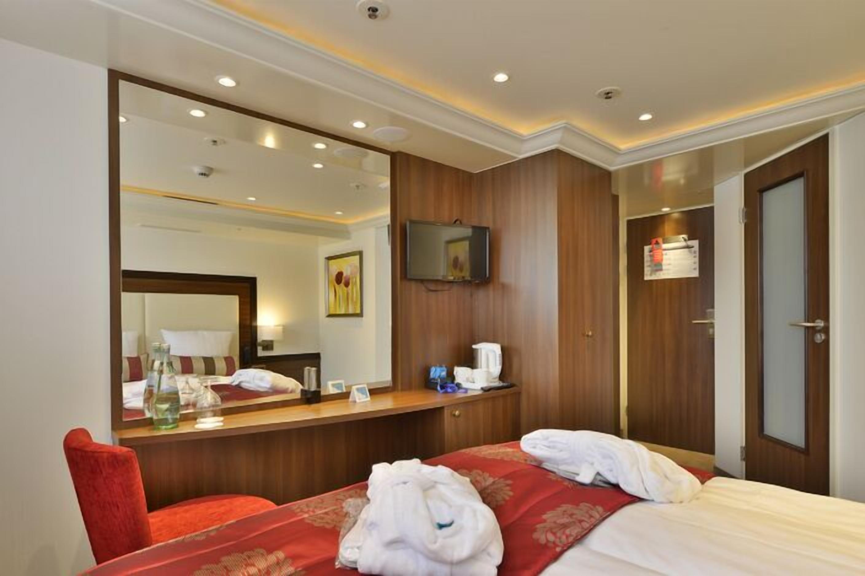 standard double room, city view | premium bedding, in-room safe, desk, free wifi