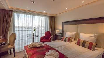 Premium bedding, in-room safe, desk, free WiFi