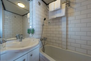 Shower, free toiletries, hair dryer, towels - KNM MS Switzerland II - Frankfurt (Frankfurt)