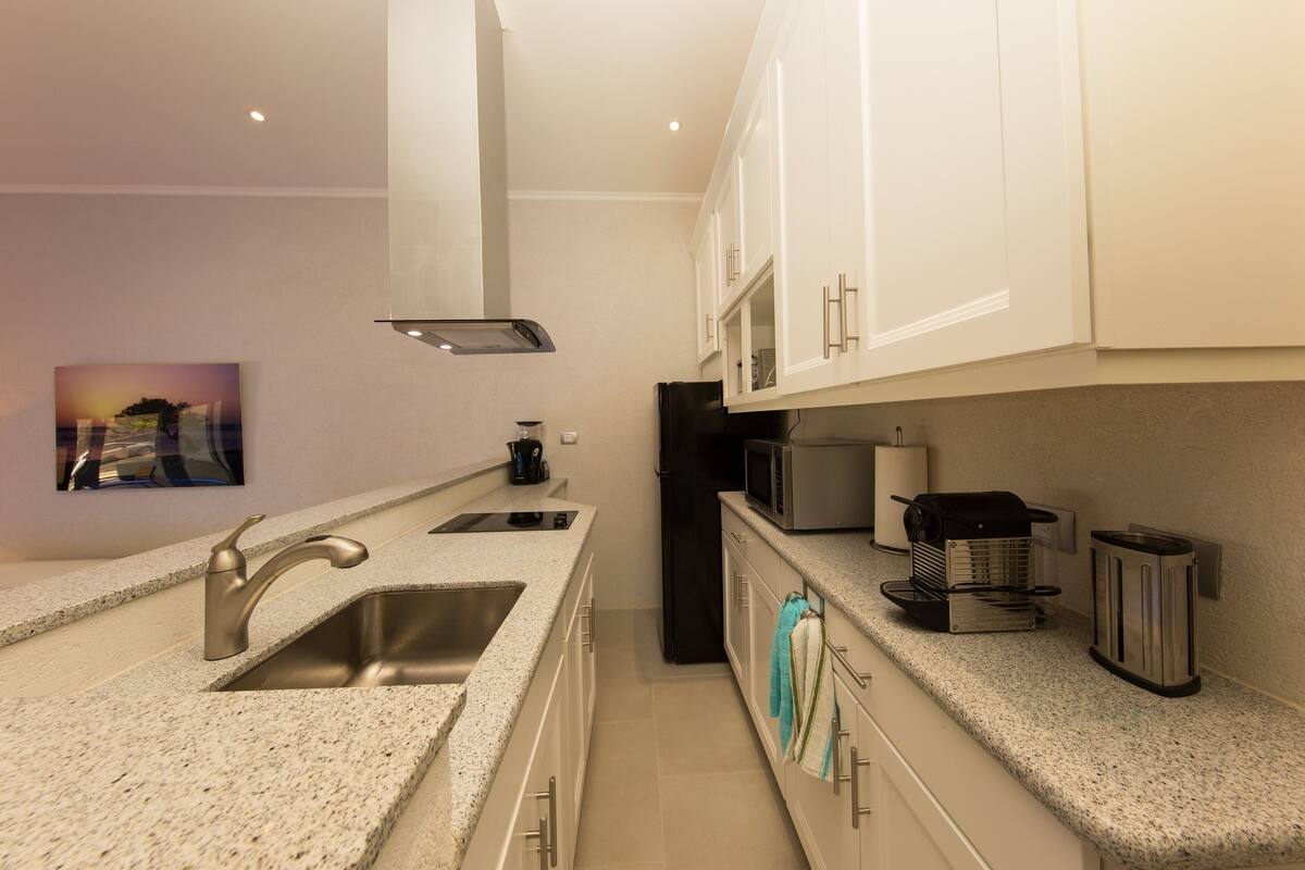 Coffee/tea maker, fridge, microwave, oven