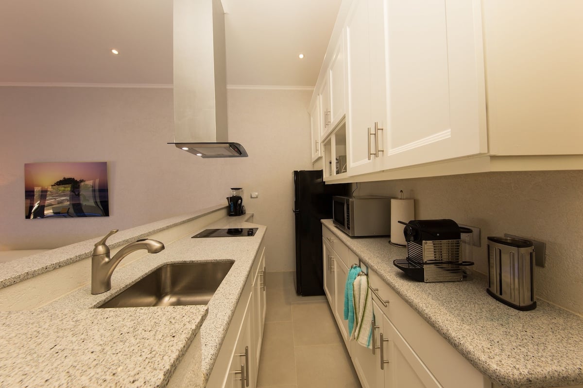 Geladeira, micro-ondas, fogão, cooktop