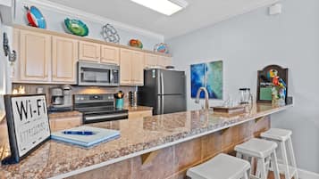 Condo, 3 Bedrooms, Sea View, Beachfront (402) | Private kitchen