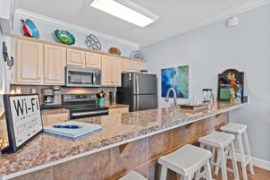 Condo, 3 quartos, vista para o mar, de frente para a praia (402) | Cozinha privada | Geladeira grande, micro-ondas, fogão, cooktop