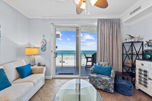 Condo, 3 Bedrooms, Sea View, Beachfront (402) | Living area