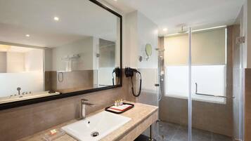 Suite, 1 llit de matrimoni gran | Bany | Dutxa i articles de tocador respectuosos amb el medi ambient