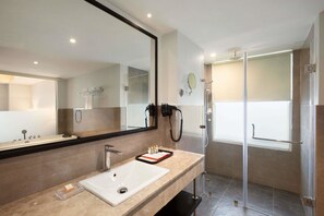 Suite, 1 King-Bett | Badezimmer