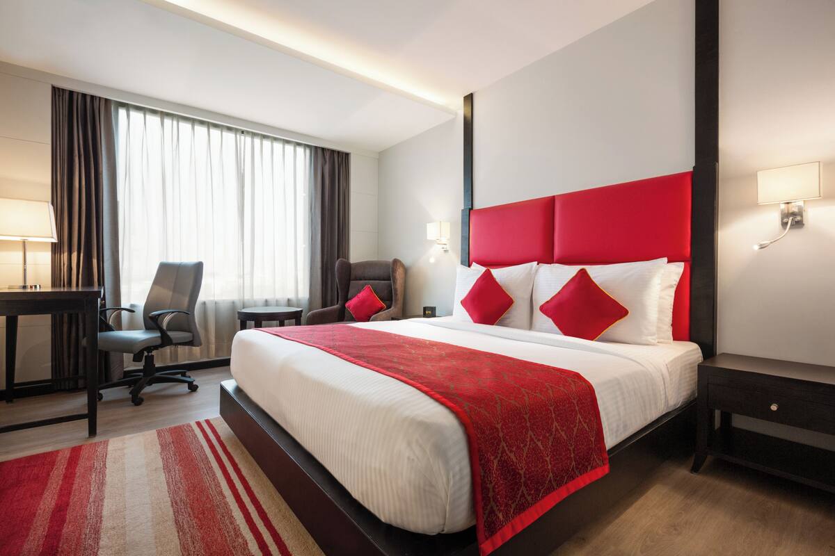 Room, 1 Queen Bed | Premium bedding, minibar, in-room safe, desk