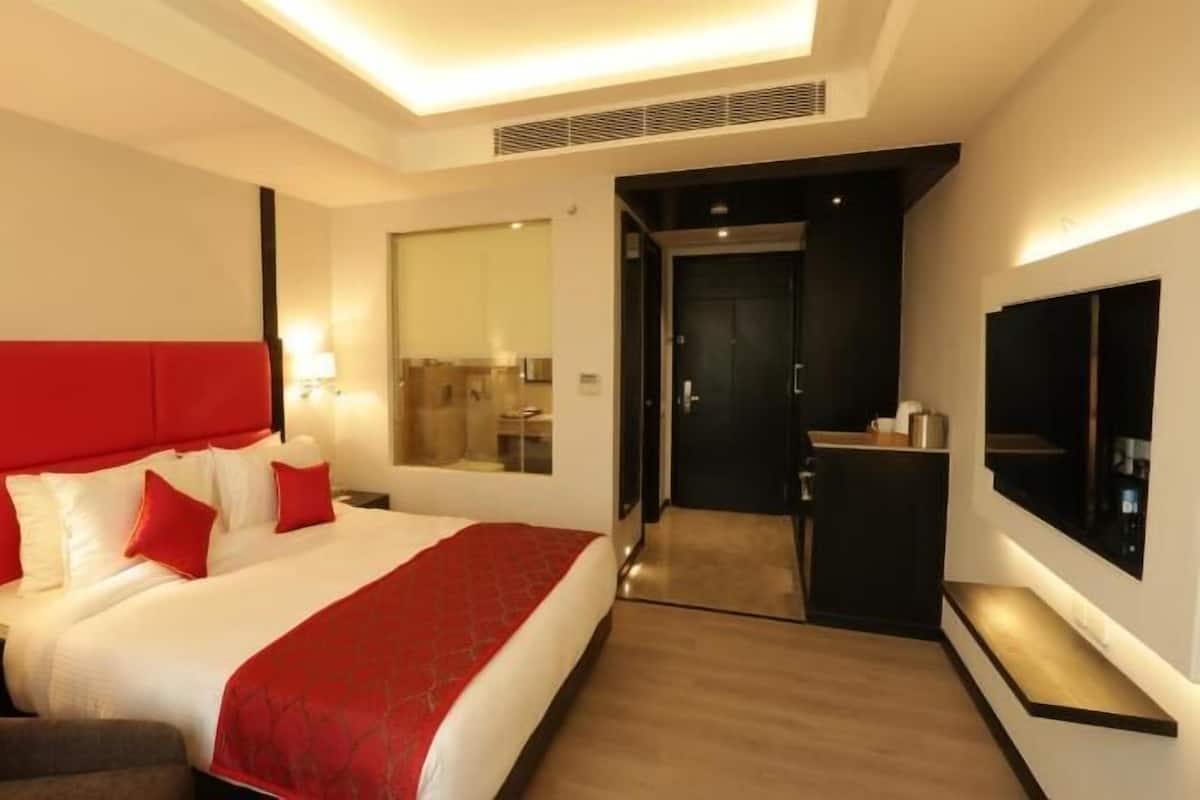 Premium bedding, minibar, in-room safe, desk
