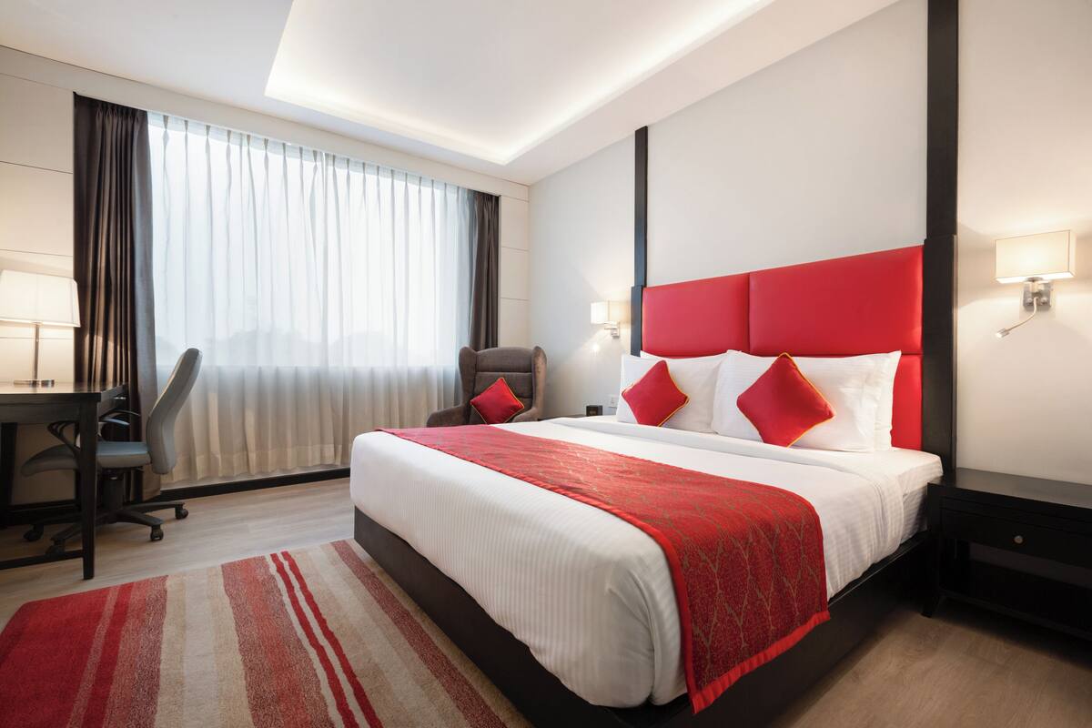 Room, 1 King Bed, Accessible | Premium bedding, minibar, in-room safe, desk