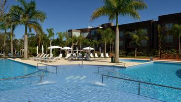 Piscine extérieure, chaises longues