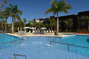 Alberca al aire libre y camastros 