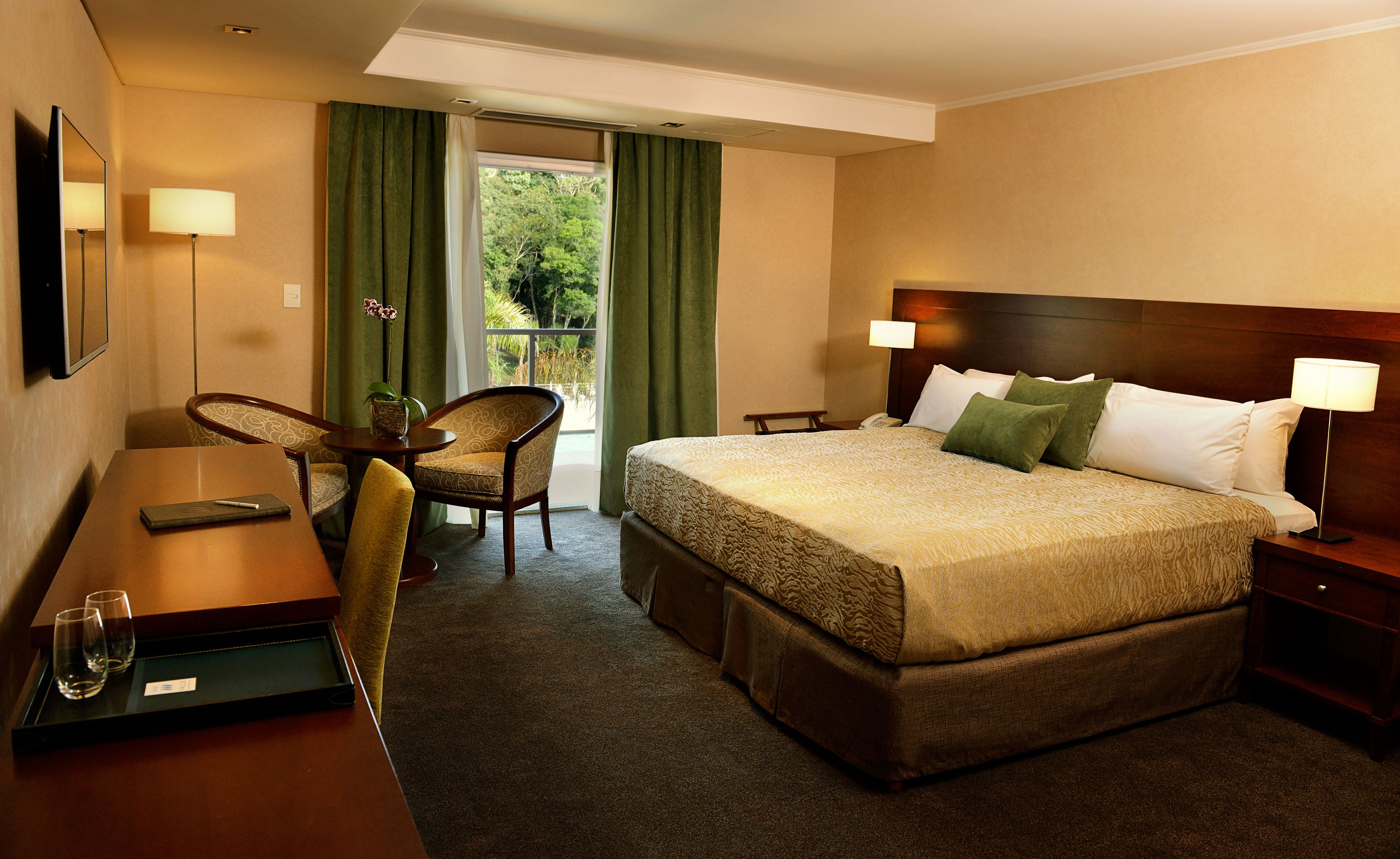 Master Matrimonial con Balcón | Premium bedding, down duvets, pillow-top beds, minibar