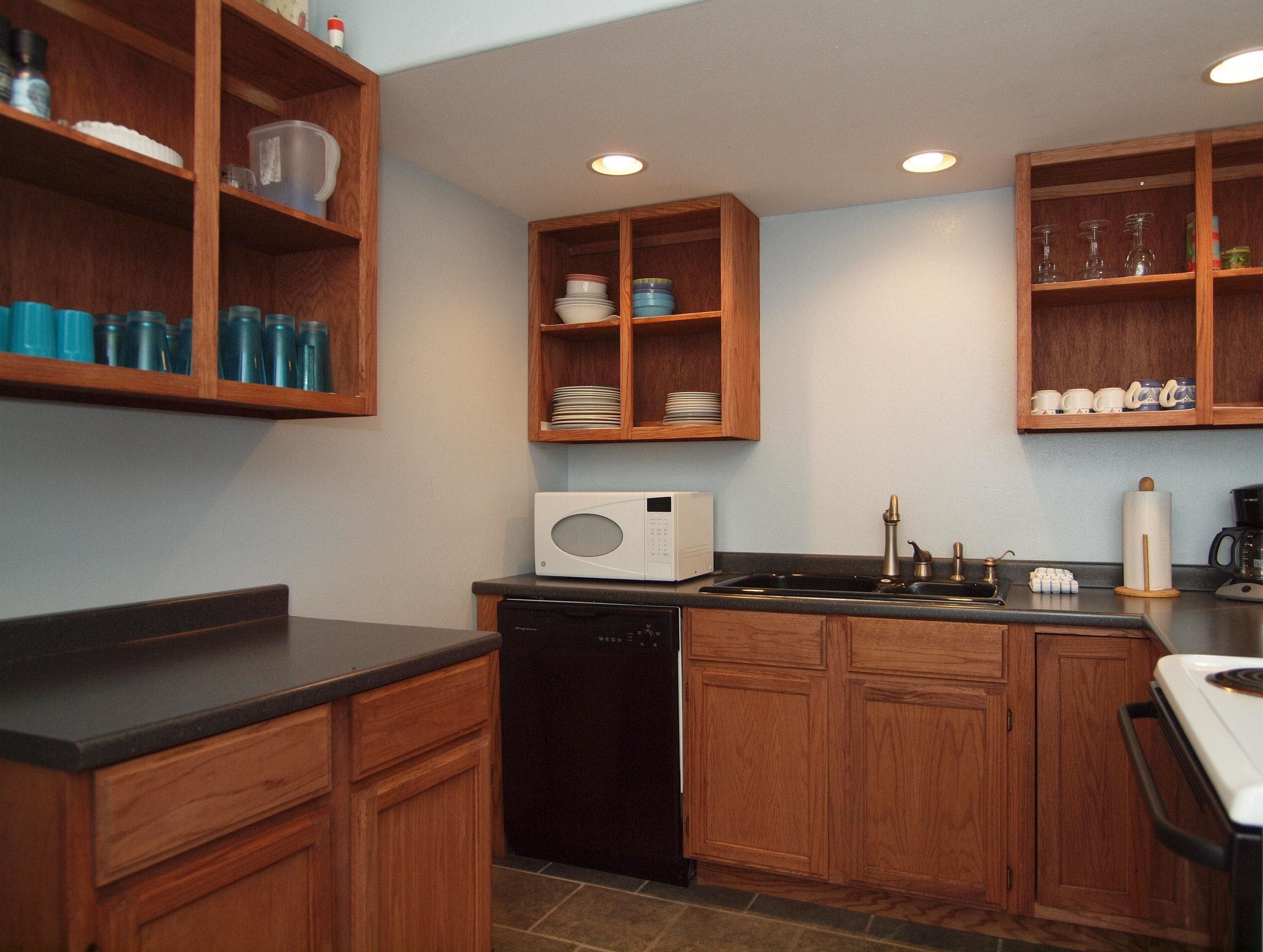 House, 3 Bedrooms | Private kitchen | Fridge, microwave, stovetop, coffee/tea maker