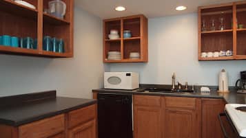 Talo, 3 makuuhuonetta | Yksityinen keittiö | Jääkaappi, mikroaaltouuni, liesi, kahvin-/teenkeitin