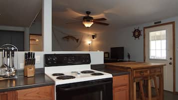 House, 3 Bedrooms | Private kitchen | Fridge, microwave, stovetop, coffee/tea maker