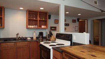 House, 3 Bedrooms | Private kitchen | Fridge, microwave, stovetop, coffee/tea maker