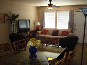 Condo, 2 quartos | Área de estar | DVD player