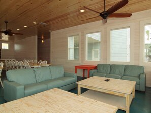 House, 6 Bedrooms | Living area