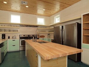 House, 6 Bedrooms | Private kitchen