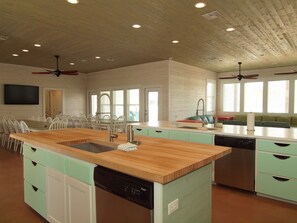 House, 6 Bedrooms | Private kitchen | Fridge, microwave, coffee/tea maker