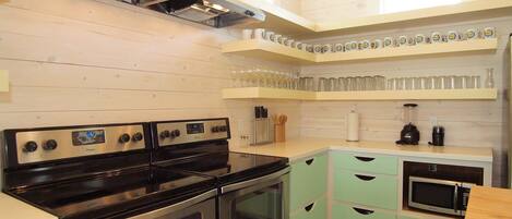 House, 6 Bedrooms | Private kitchen | Fridge, microwave, coffee/tea maker