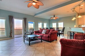 獨棟房屋, 4 間臥室 | 起居區 |  DVD 播放機