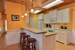 House, 3 Bedrooms | Private kitchen