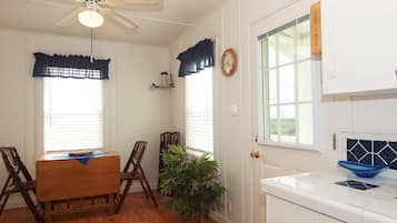 House, 1 Bedroom | In-room dining