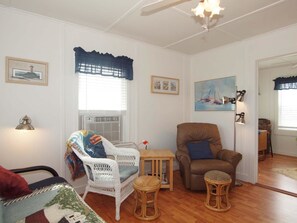 Huis, 1 slaapkamer | Woonruimte | Een dvd-speler