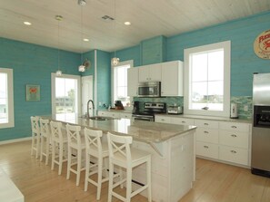 Talo, 6 makuuhuonetta | Yksityinen keittiö | Jääkaappi, mikroaaltouuni, liesi, astianpesukone