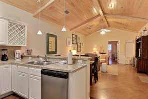 Huoneisto, 2 makuuhuonetta | Yksityinen keittiö | Jääkaappi, mikroaaltouuni, kahvin-/teenkeitin