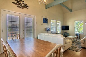 Casa, 3 quartos | Opções para refeição no quarto