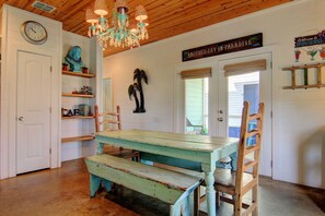 Maison, 4 chambres | Repas dans la chambre