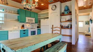 House, 4 Bedrooms | Private kitchen | Fridge, microwave, coffee/tea maker