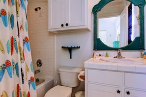 House, 4 Bedrooms | Bathroom | Combined shower/tub, towels - Key Lime Cottage 19RP (Port Aransas)