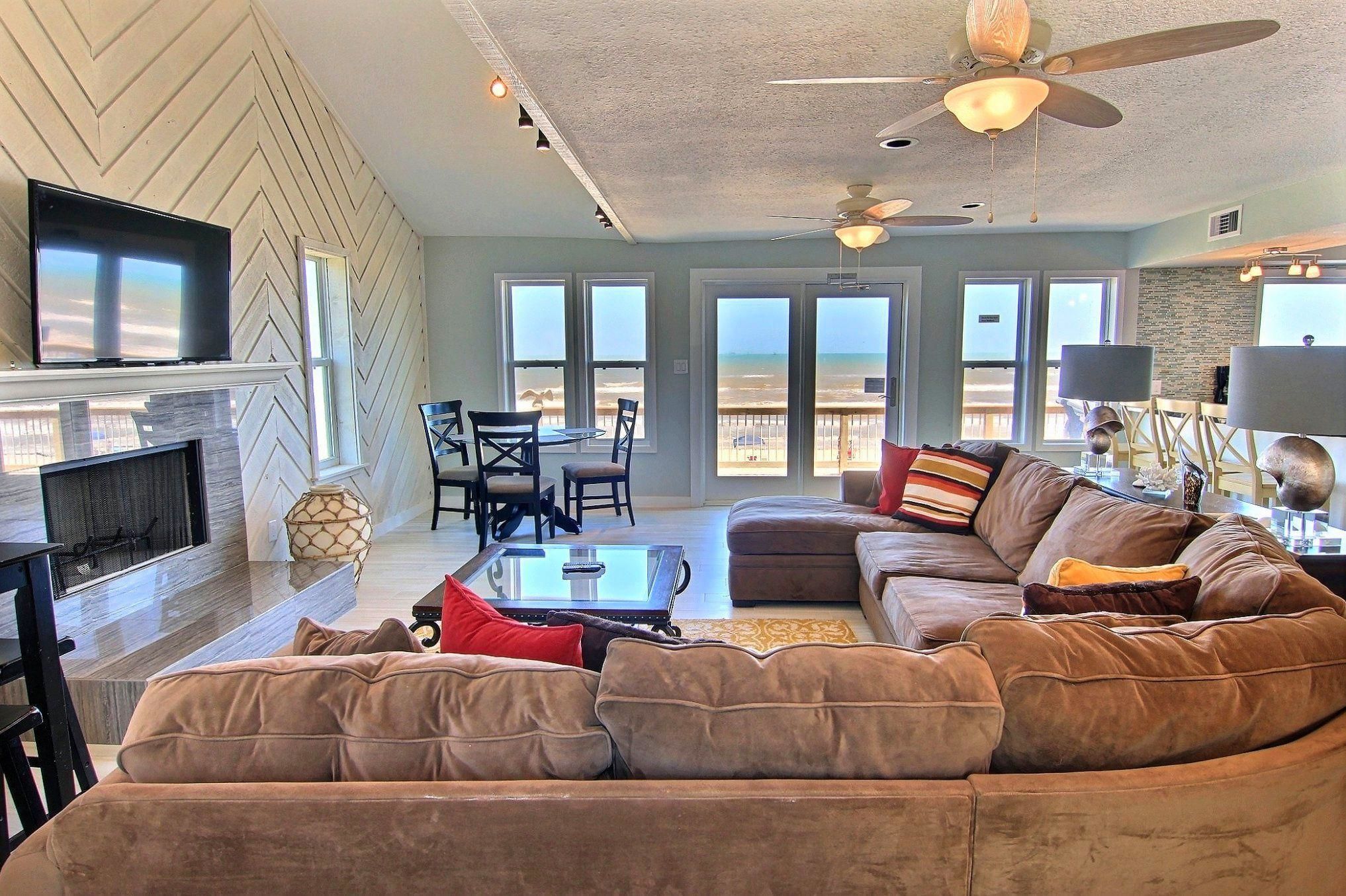 House, 4 Bedrooms | Living room | DVD player