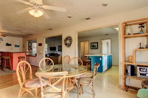 House, 3 Bedrooms | In-room dining