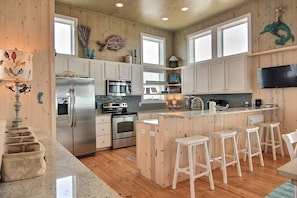 House, 4 Bedrooms | Private kitchen