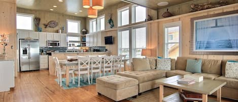 Casa, 4 habitaciones | Zona de estar | Un reproductor de DVD