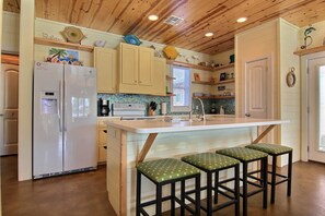 House, 4 Bedrooms | Private kitchen