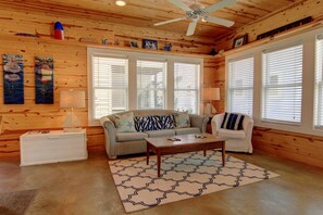 House, 4 Bedrooms | Living area