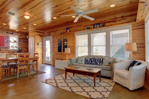 House, 4 Bedrooms | Living area