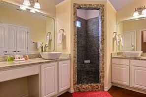 Kondominium, 3 kamar tidur | Kamar mandi | Kombinasi shower/bathtub dan handuk