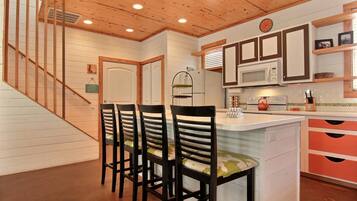 House, 4 Bedrooms | In-room dining