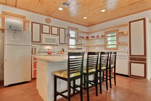 House, 4 Bedrooms | Private kitchen