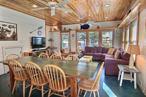 House, 4 Bedrooms | In-room dining - Sandy Hayseed 10SC (Port Aransas)