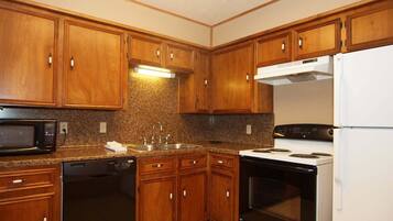 Condo, 2 phòng ngủ | Bếp riêng | Tủ lạnh, lò vi sóng, dụng cụ pha cà phê/trà